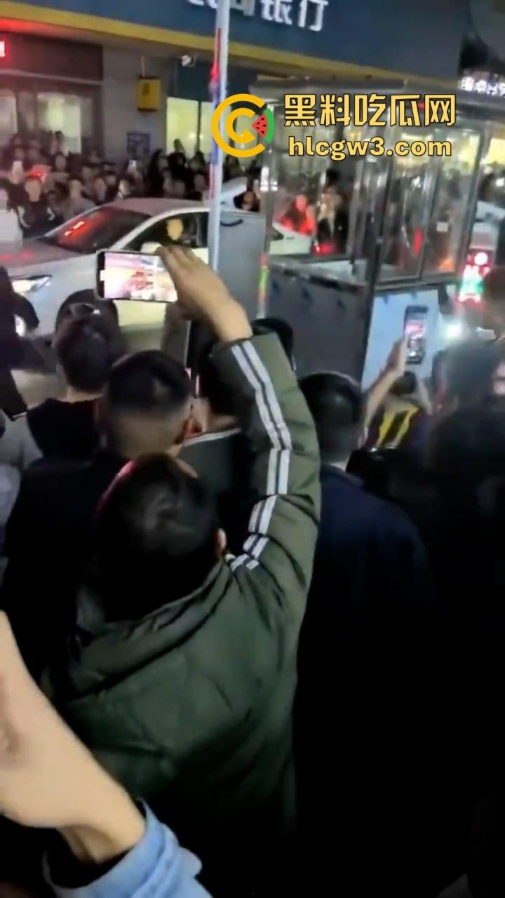 广东大批民众怒砸收费亭 官方被迫宣布取消收费-2