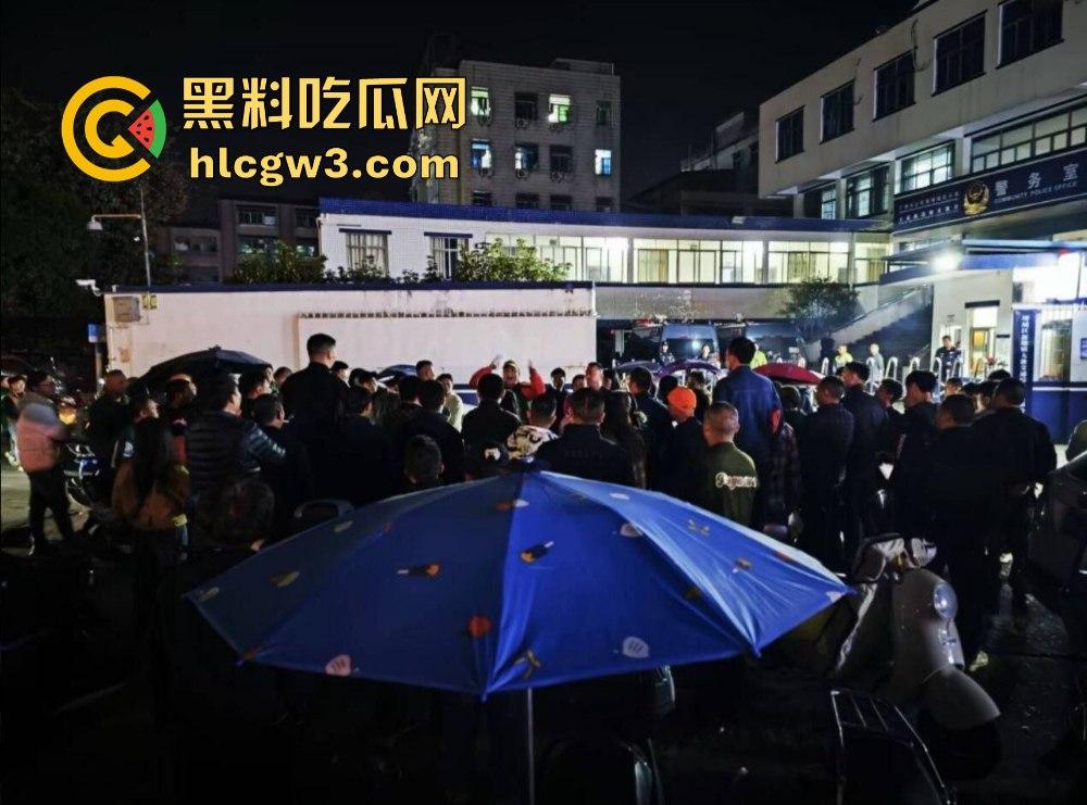 广东大批民众怒砸收费亭 官方被迫宣布取消收费-6