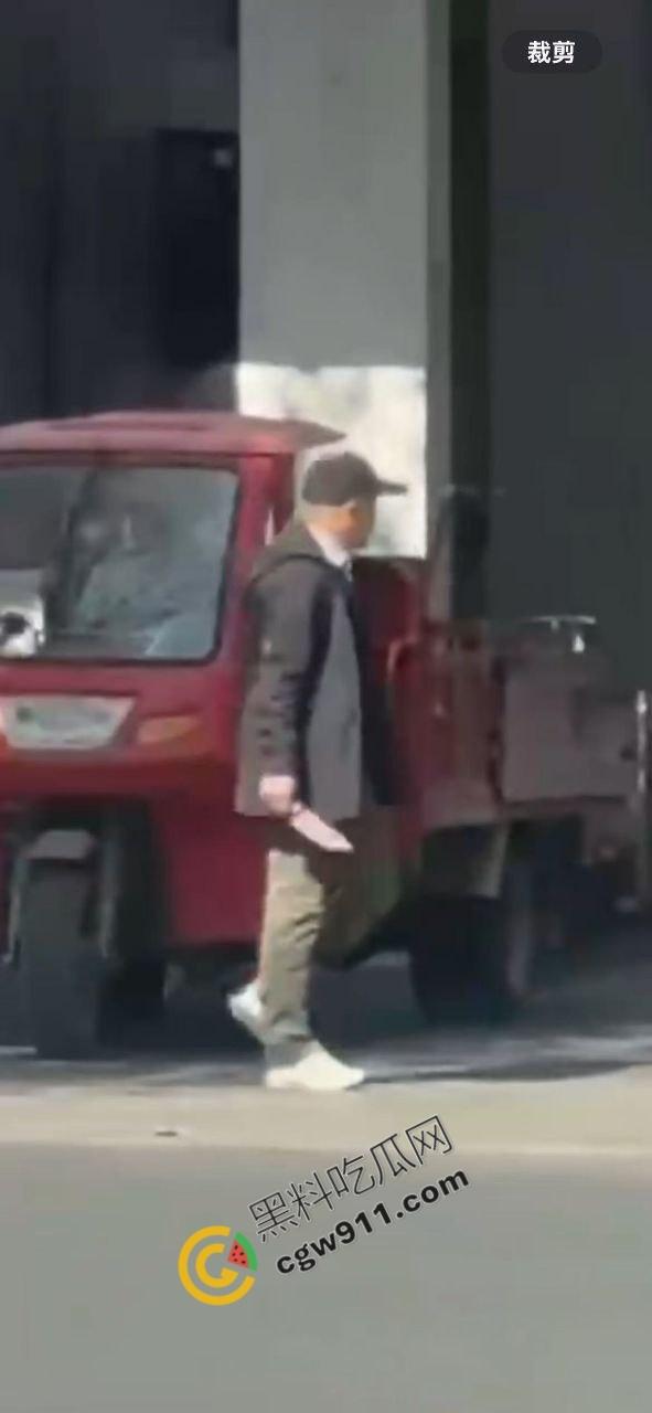 广西柳州街头疯狂砍人事件!男子疯狂持刀追砍,残暴削掉头皮,引爆全城惊恐!-2