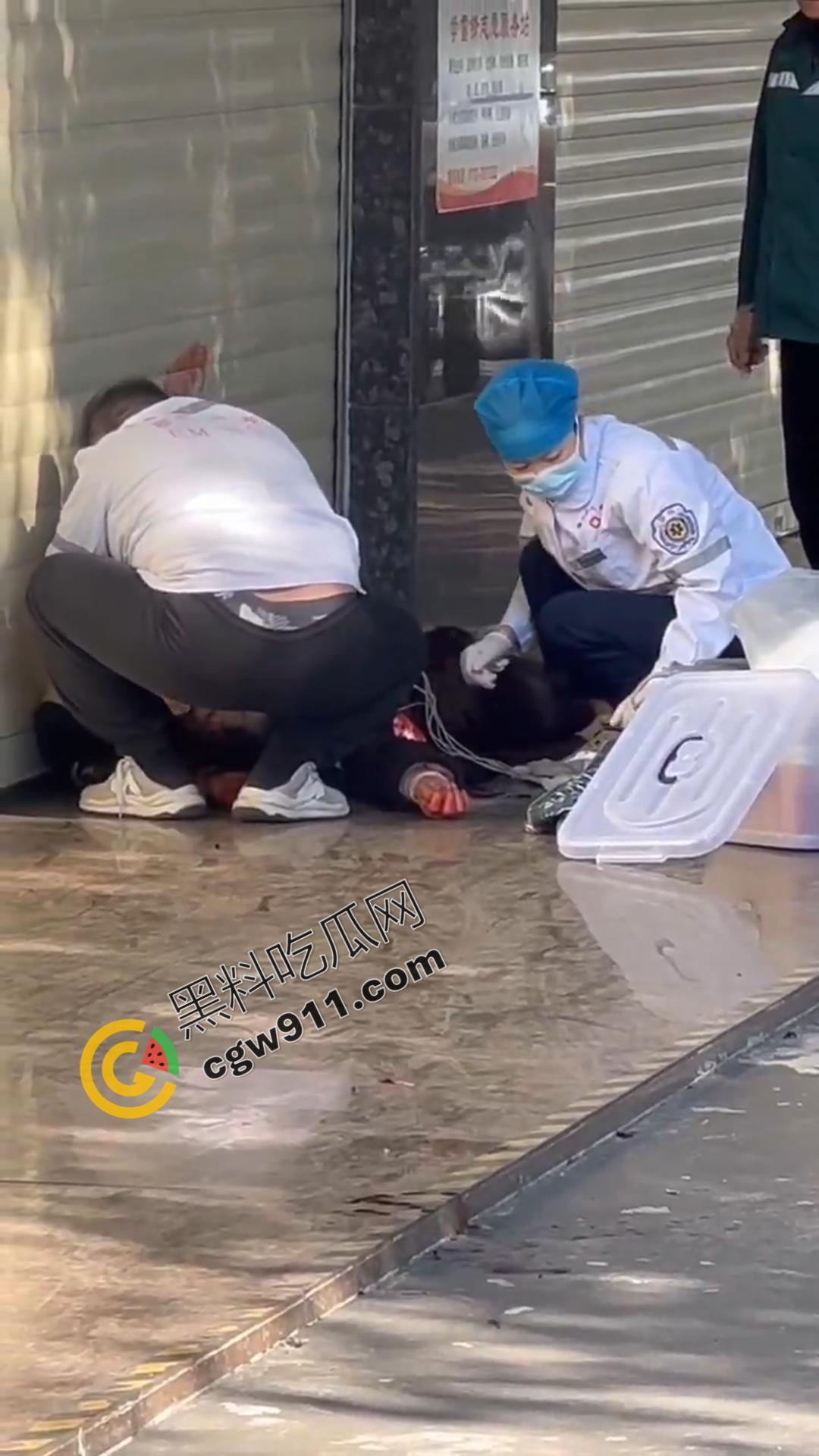 广西柳州街头疯狂砍人事件!男子疯狂持刀追砍,残暴削掉头皮,引爆全城惊恐!-7