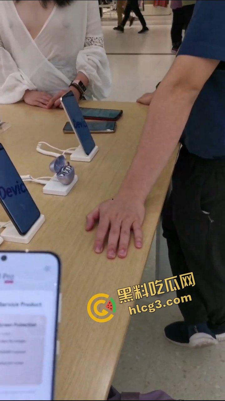天降大奶于手机店也!主人的任务之 华为旗舰店真空露奶 主人在旁边指挥 看懵销售人员-3