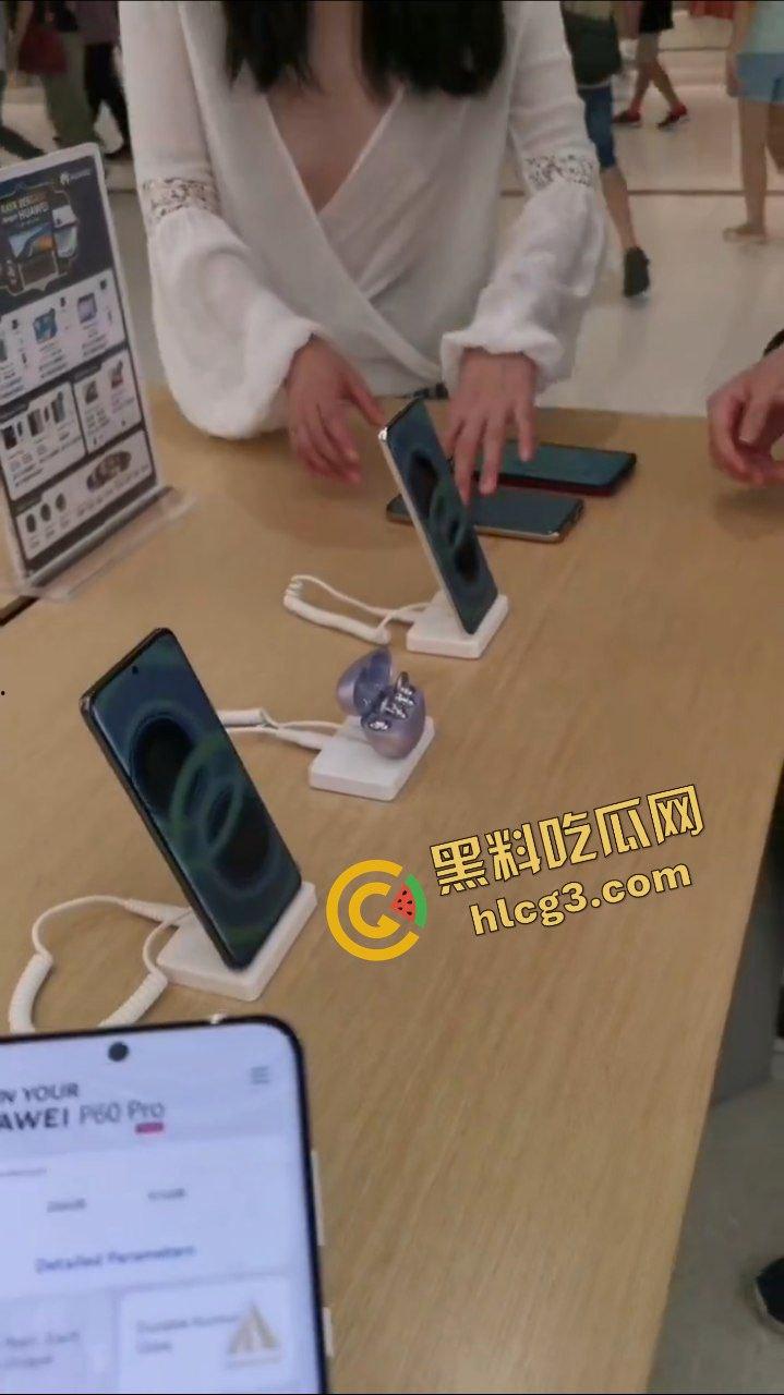 天降大奶于手机店也!主人的任务之 华为旗舰店真空露奶 主人在旁边指挥 看懵销售人员-5