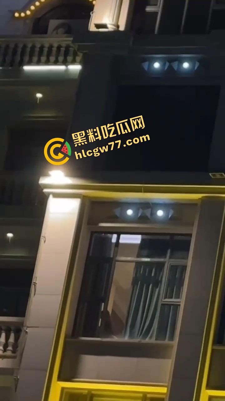 天气热了,干逼就得阳台上搞,窗边开操凉快又环保,低碳环保的激情你懂吗?-7