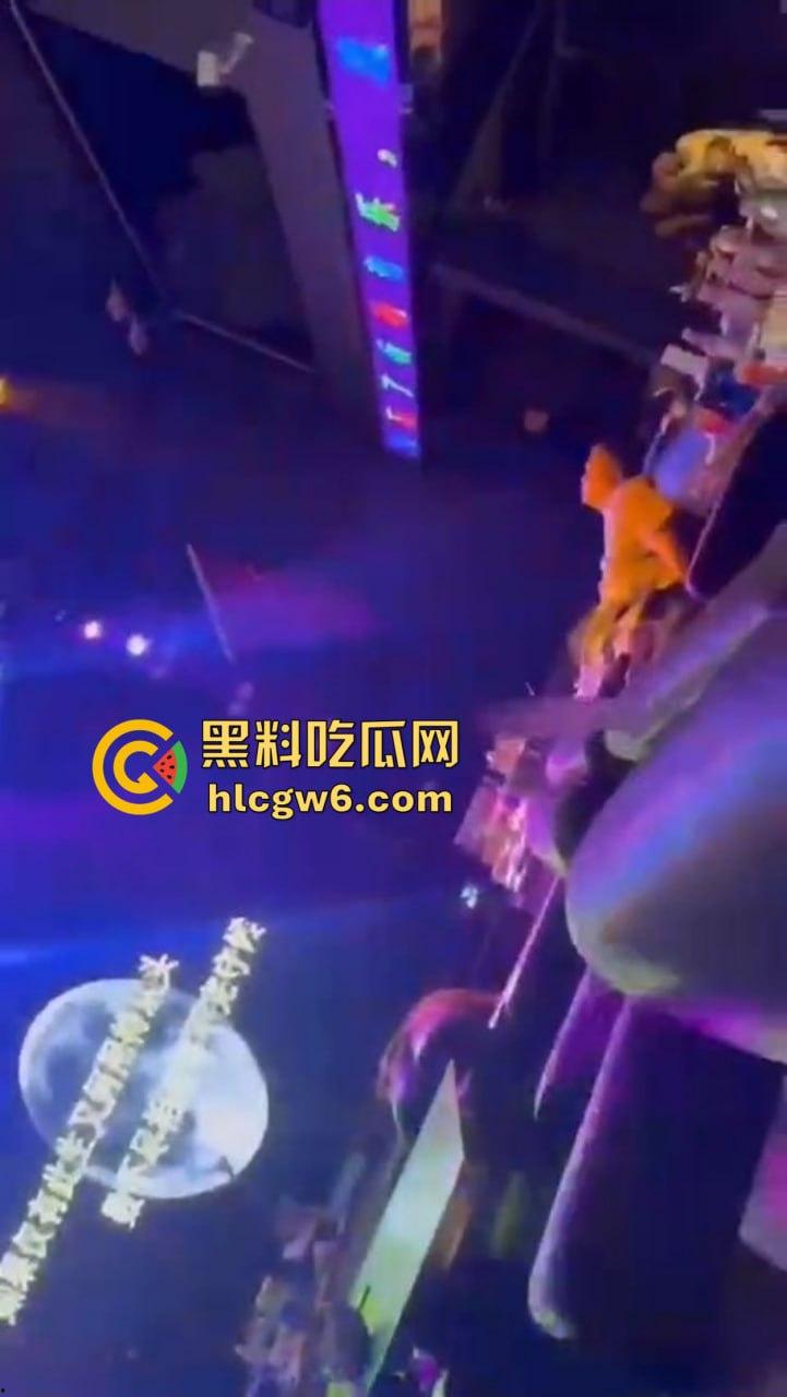 滑县音乐餐厅上演大型咽棒现场,大哥悠闲躺平 骚女当众舔肉棒舔到情深深,保安看不下去强制清场!-2