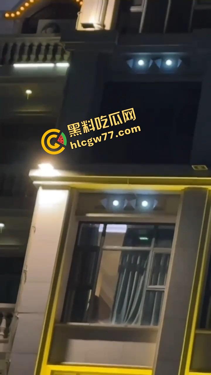 天气热了,干逼就得阳台上搞,窗边开操凉快又环保,低碳环保的激情你懂吗?-8