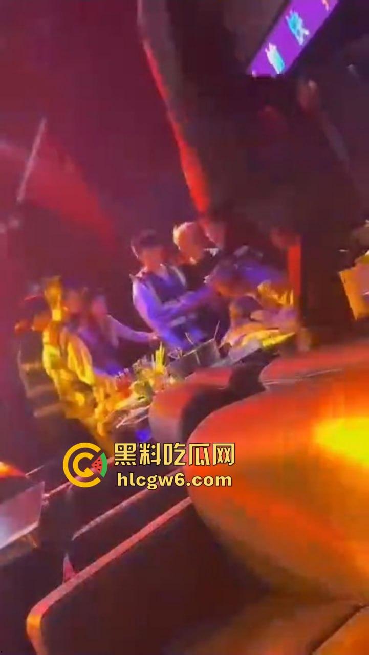 滑县音乐餐厅上演大型咽棒现场,大哥悠闲躺平 骚女当众舔肉棒舔到情深深,保安看不下去强制清场!-7
