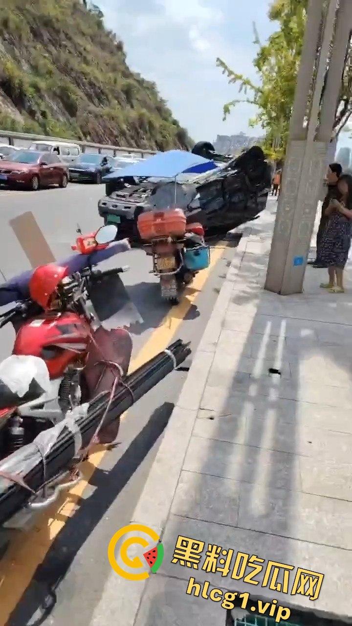 达州车祸五连撞酿惨剧,坦克300被撞翻,电动车司机惨遭碾压-2