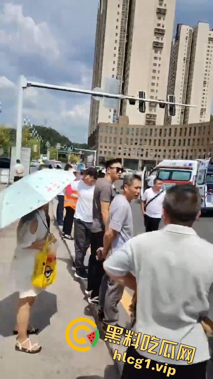 达州车祸五连撞酿惨剧,坦克300被撞翻,电动车司机惨遭碾压-3