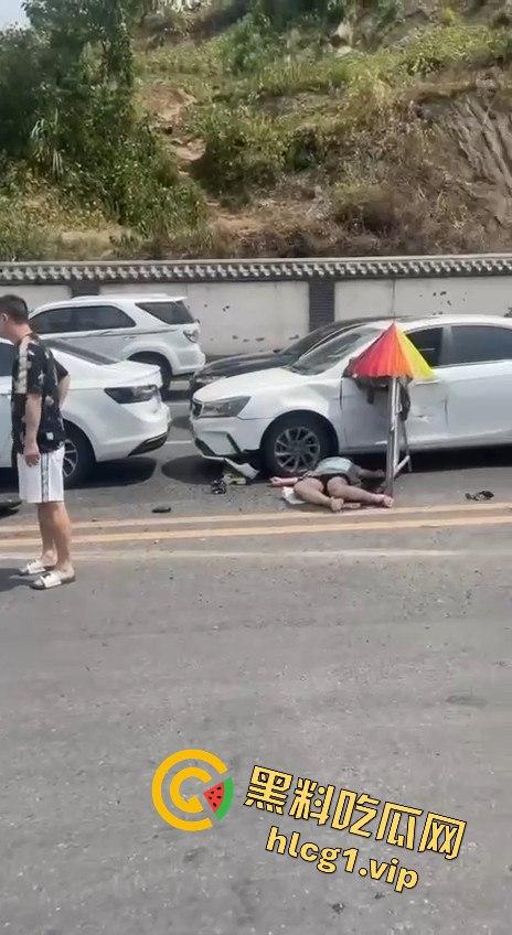 达州车祸五连撞酿惨剧,坦克300被撞翻,电动车司机惨遭碾压-4