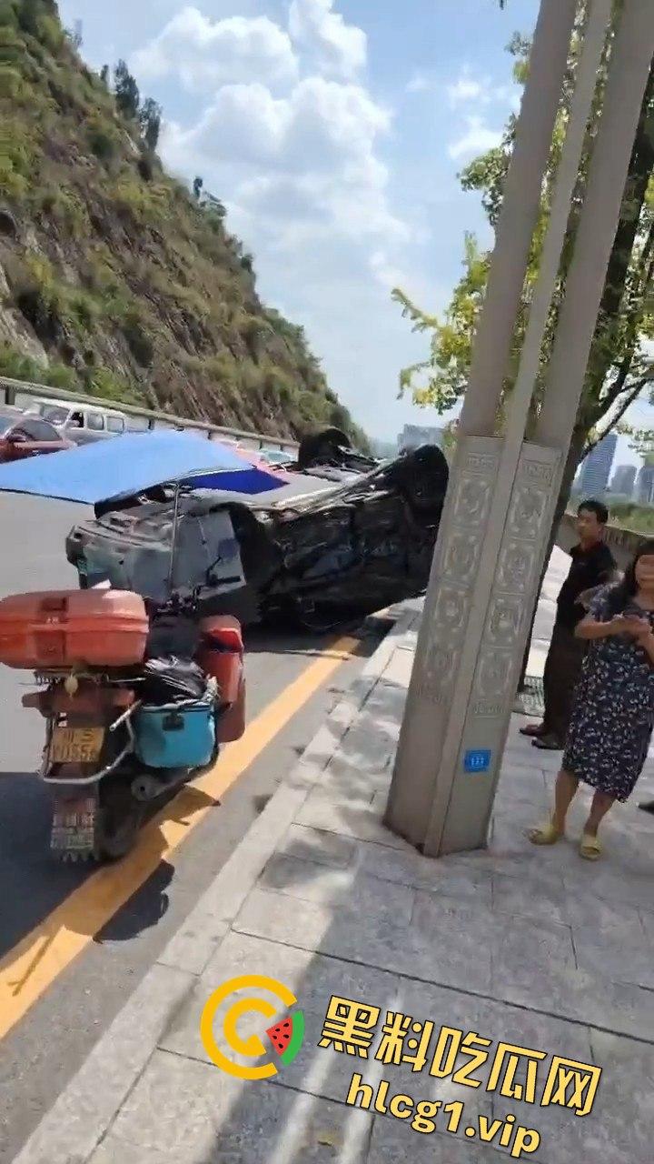 达州车祸五连撞酿惨剧,坦克300被撞翻,电动车司机惨遭碾压-9