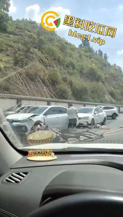 达州车祸五连撞酿惨剧,坦克300被撞翻,电动车司机惨遭碾压-10