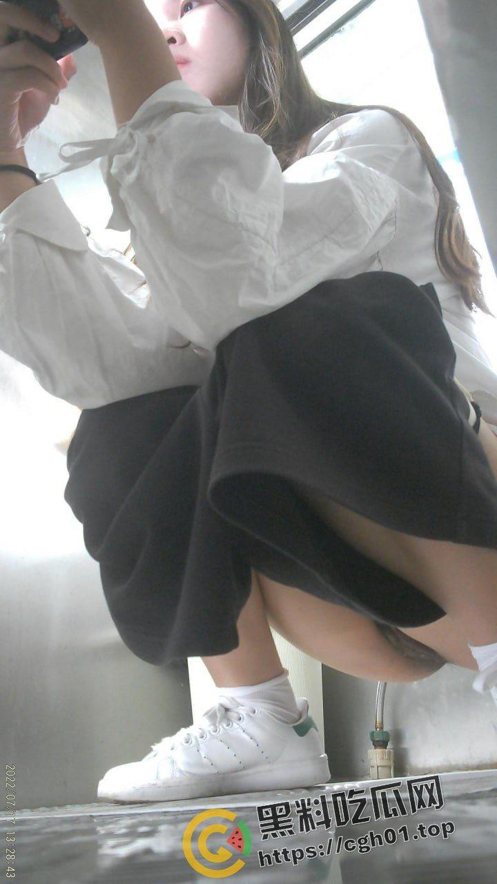 万元厕拍!首都师范大学女厕偷拍大合集!几十位高学历小姐姐的嫩穴特写 这里就是天堂吗?-2