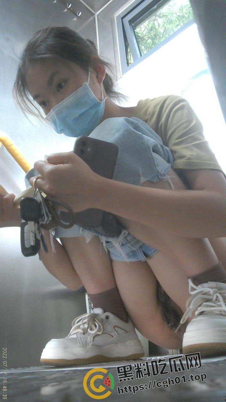 万元厕拍!首都师范大学女厕偷拍大合集!几十位高学历小姐姐的嫩穴特写 这里就是天堂吗?-6