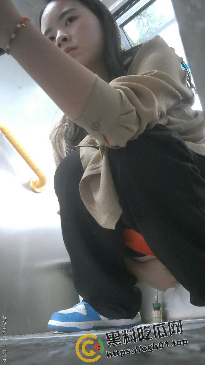 万元厕拍!首都师范大学女厕偷拍大合集!几十位高学历小姐姐的嫩穴特写 这里就是天堂吗?-10