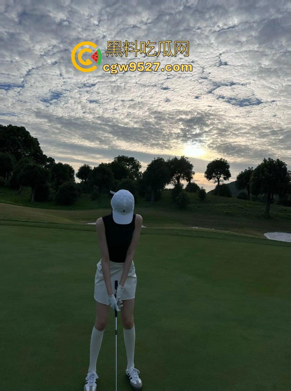 浙江富商私人高尔夫教练性爱私拍流出,不仅场上陪练床上也陪睡,极品蜜桃臀后入骑乘,内射爽到炸!-3
