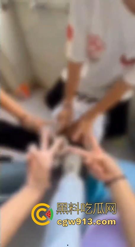 广西霸棱石桥中学霸凌事件曝光!八年纪多名女学生因琐事霸凌殴打一名小女生,这群人真他妈的不是人!-6