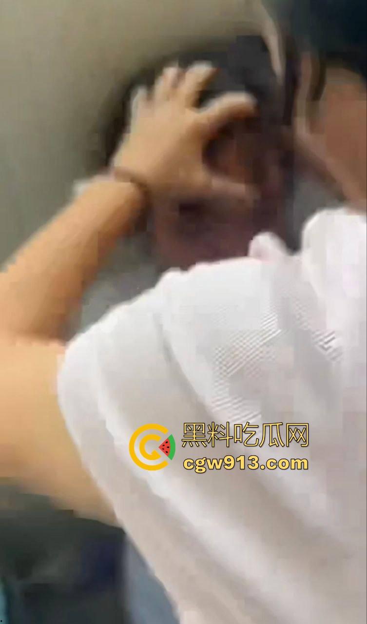 广西霸棱石桥中学霸凌事件曝光!八年纪多名女学生因琐事霸凌殴打一名小女生,这群人真他妈的不是人!-8