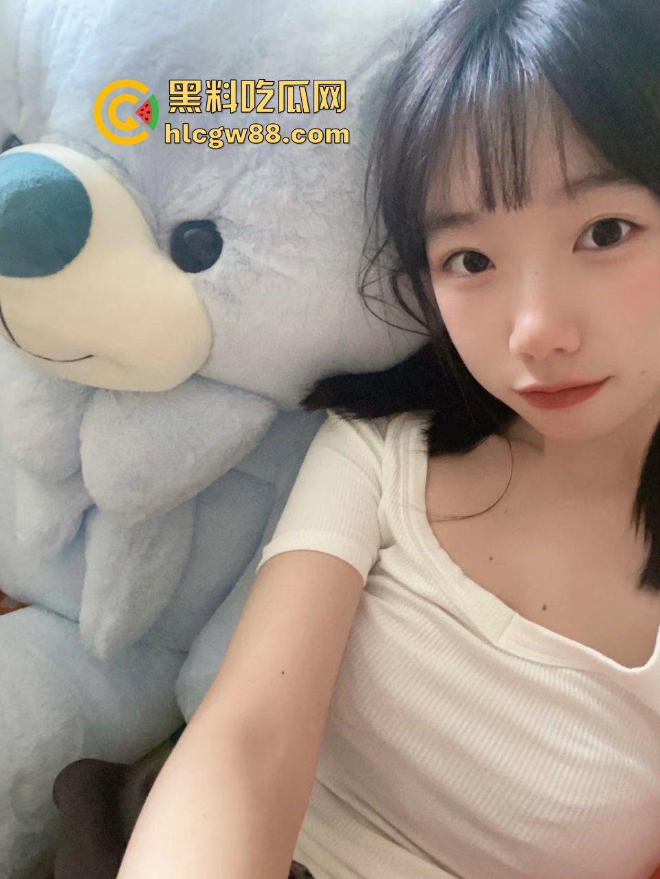 深圳职高白嫩瘦体苗条学生妹【林倩】展示会呼吸的极品粉嫩白虎逼,开房做爱插都插不进去!-2