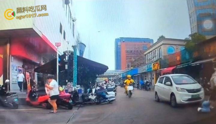 广西柳州金竺花苑小区门口,一男子持刀无差别砍人件,一名过路男子受伤送医,网传精神小伙疯狂行凶 !-1