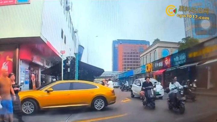 广西柳州金竺花苑小区门口,一男子持刀无差别砍人件,一名过路男子受伤送医,网传精神小伙疯狂行凶 !-3