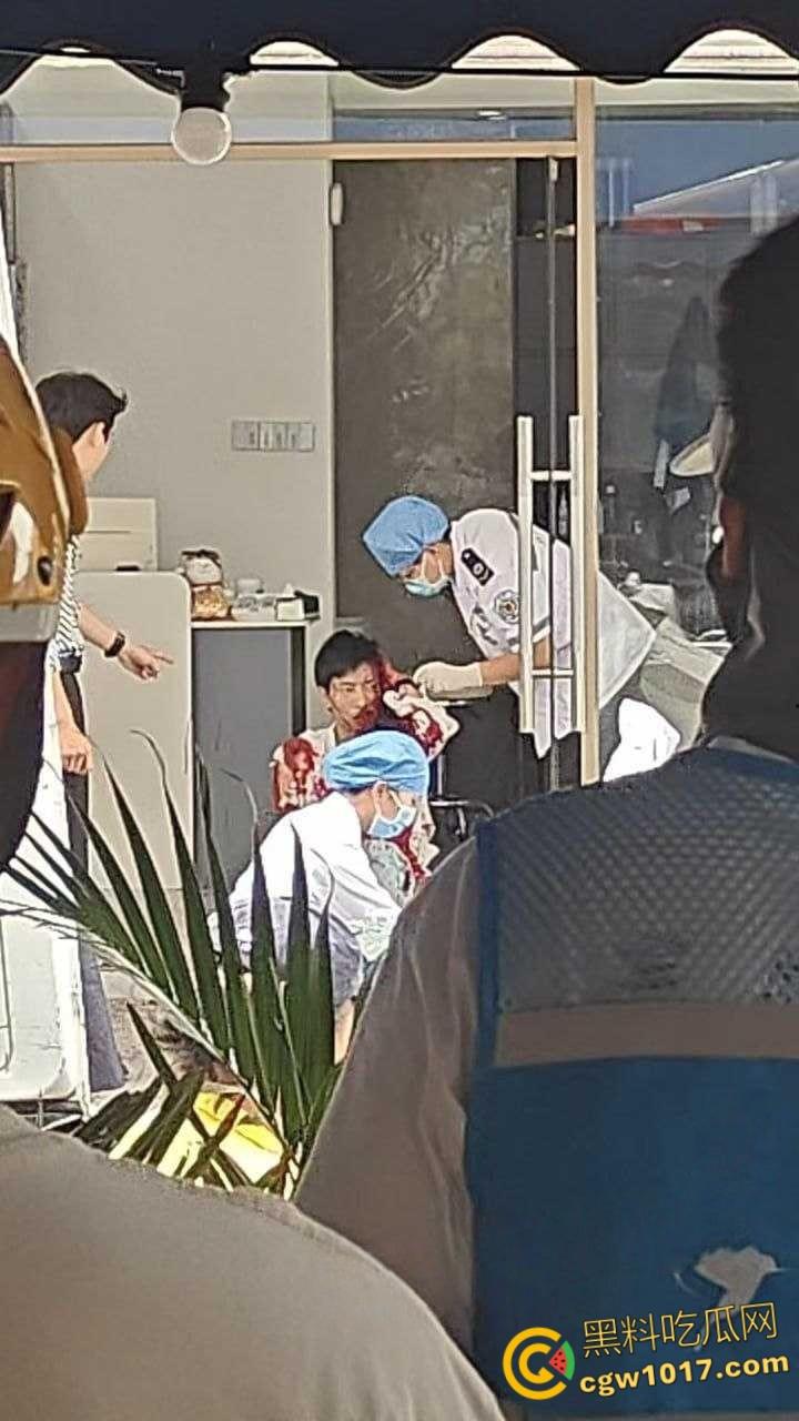 广西柳州金竺花苑小区门口,一男子持刀无差别砍人件,一名过路男子受伤送医,网传精神小伙疯狂行凶 !-5