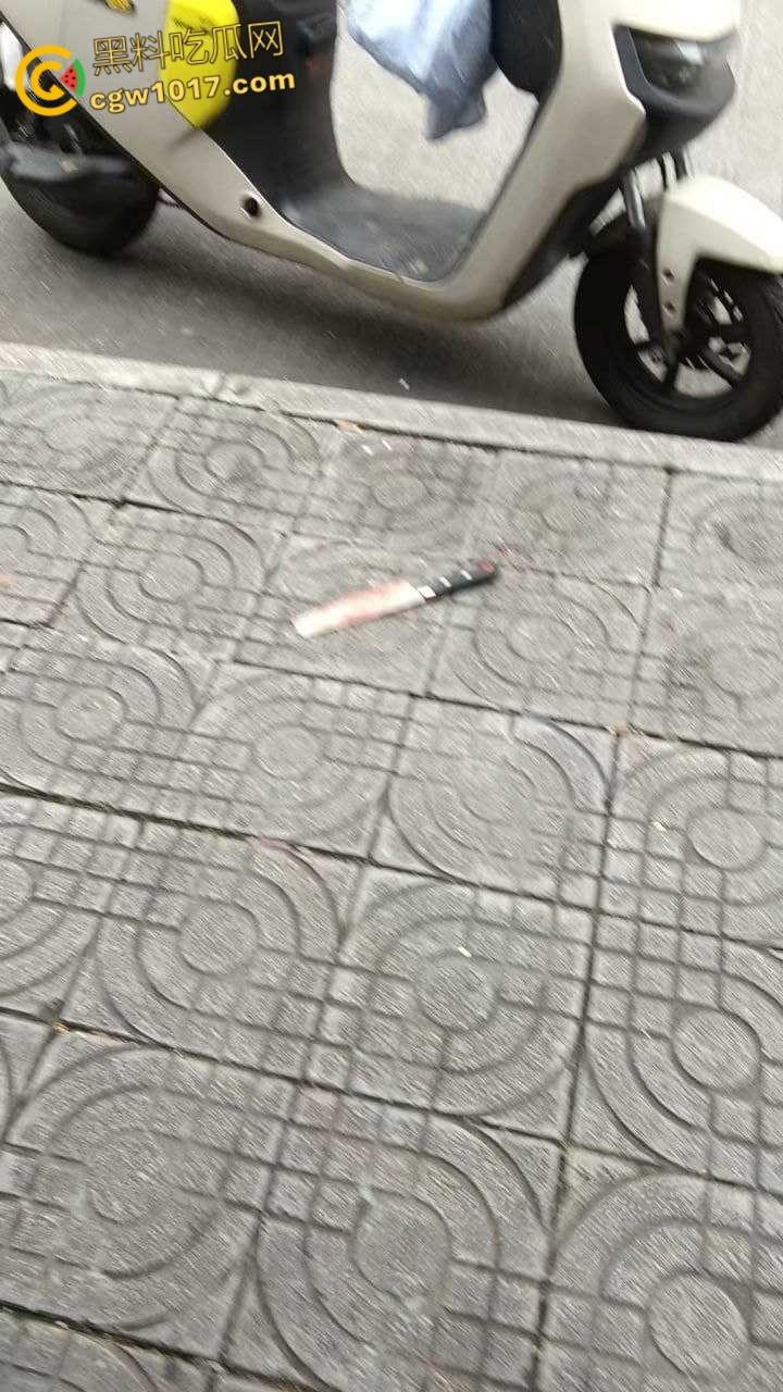 广西柳州金竺花苑小区门口,一男子持刀无差别砍人件,一名过路男子受伤送医,网传精神小伙疯狂行凶 !-6