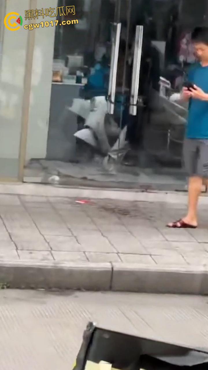 广西柳州金竺花苑小区门口,一男子持刀无差别砍人件,一名过路男子受伤送医,网传精神小伙疯狂行凶 !-7