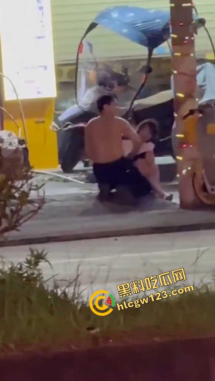 成都街头全裸游街，小仙女争吵气疯脱光逼毛迎风乱飘，路人目睹全程，男友吓跪喊妈！-6