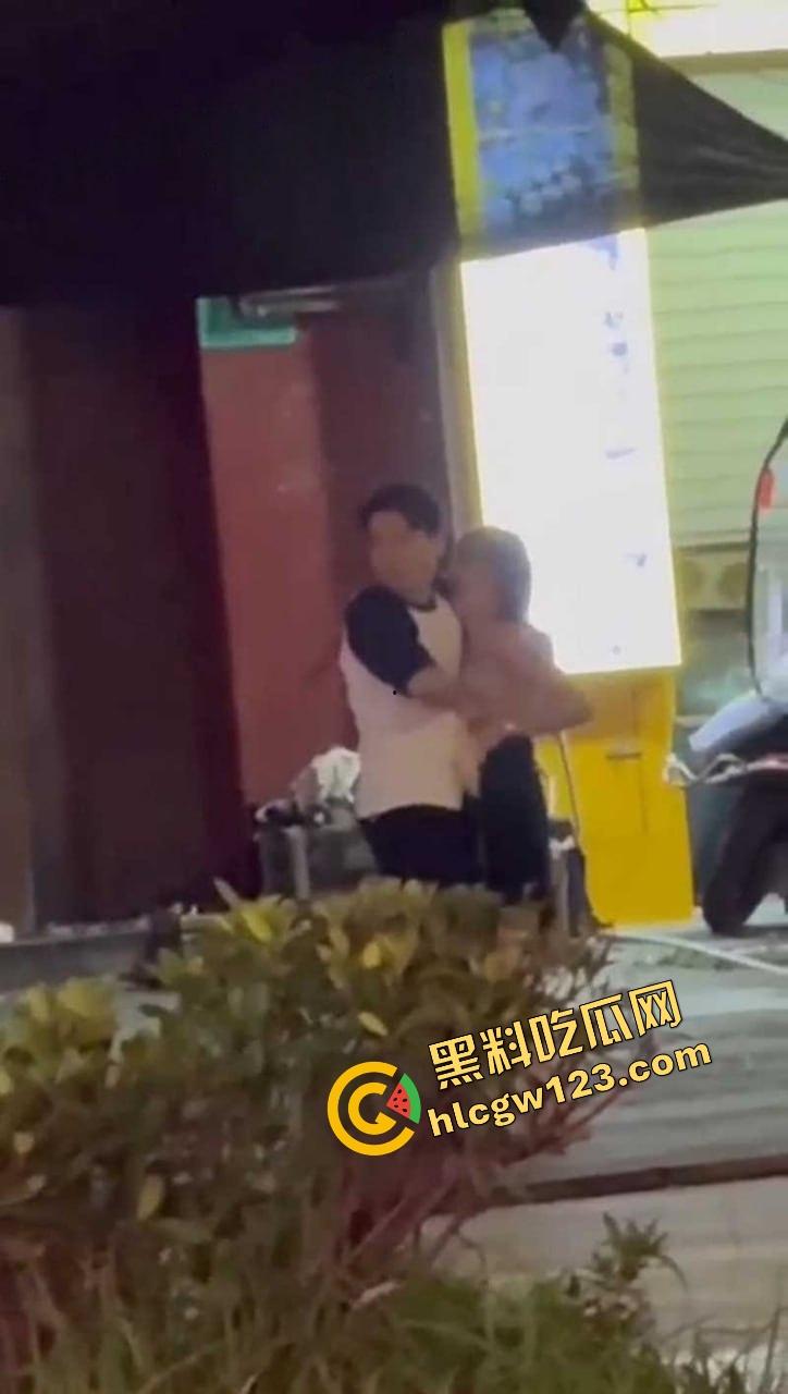 成都街头全裸游街，小仙女争吵气疯脱光逼毛迎风乱飘，路人目睹全程，男友吓跪喊妈！-7