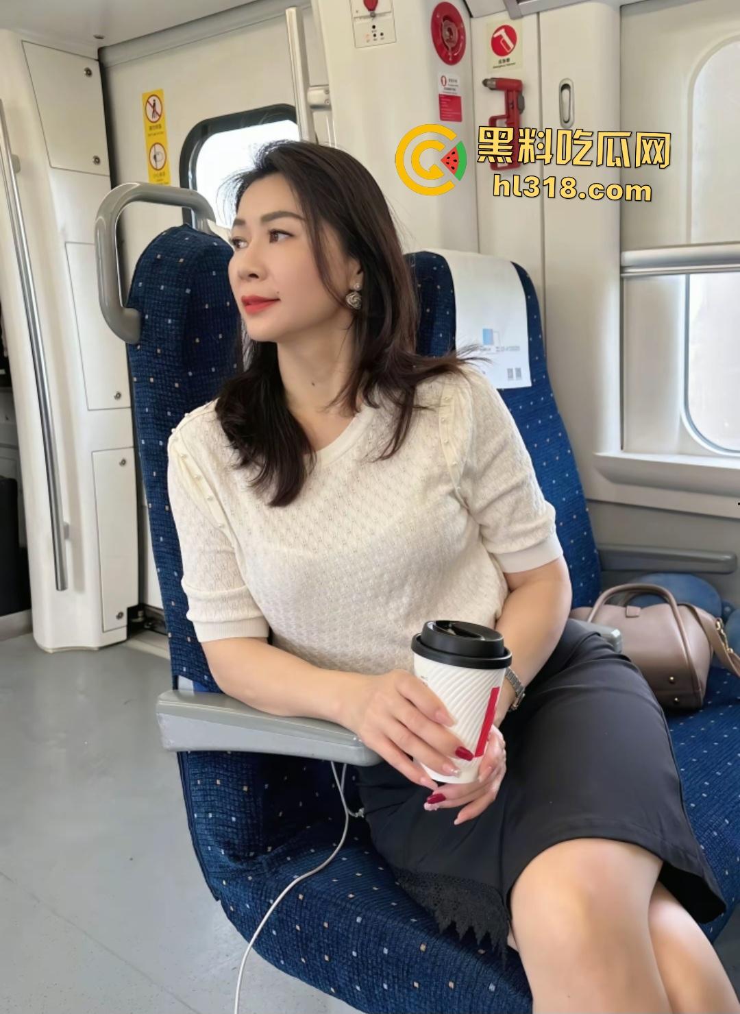 广东人妻【桃子熟了】化身淫妇喷水狂潮,丝袜美足勾魂,鸡吧震动棒双管齐下,后入啪啪奶子吊着累!-2