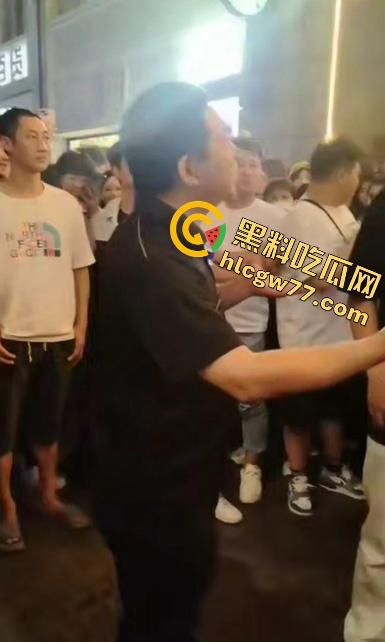 武汉街头“猥琐爷爷”偷拍少女！七旬老汉变态狂拍，嚣张叫嚣“本地人怕啥”，肖像权被踩脚下！-1