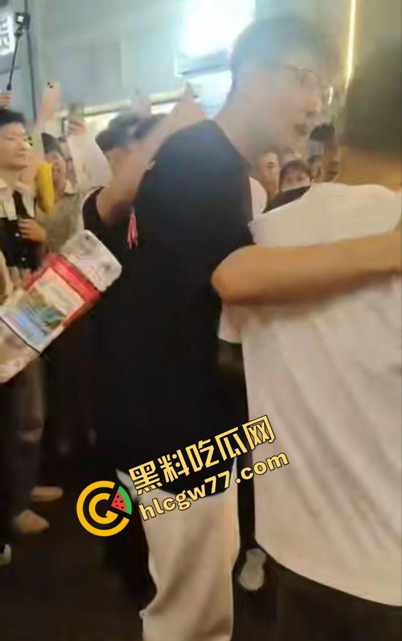 武汉街头“猥琐爷爷”偷拍少女！七旬老汉变态狂拍，嚣张叫嚣“本地人怕啥”，肖像权被踩脚下！-2