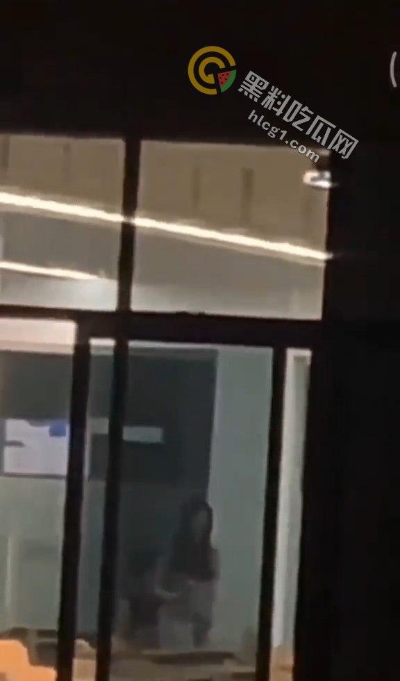 四川传媒学院情侣教室激情做爱，吃瓜群众围观拍摄，技院之名再添猛料！-5