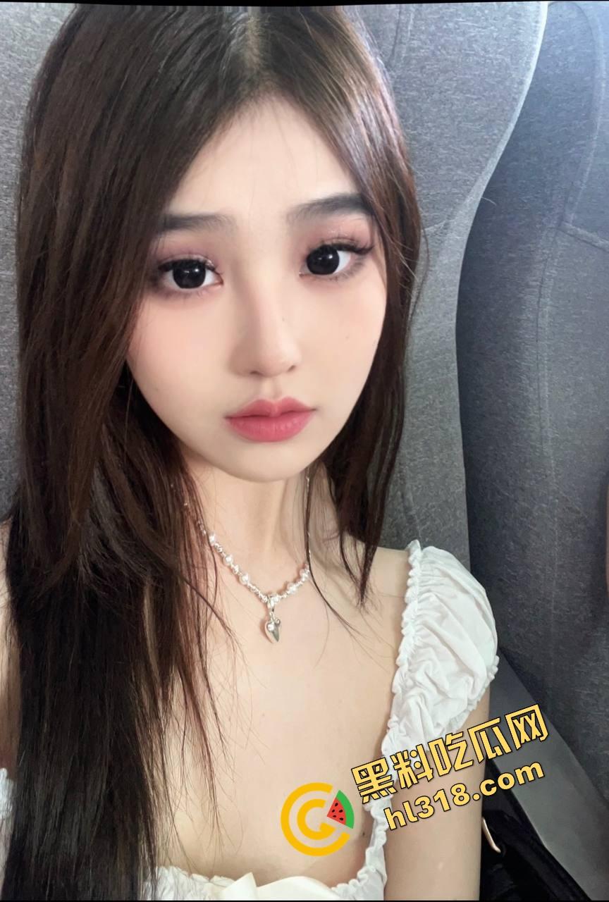 白裙小羊变吞精母狗，超市收银员『王雪儿』试衣间跪舔，精液从小嘴流一脸，跪地舔完还腼腆说好喝！-1