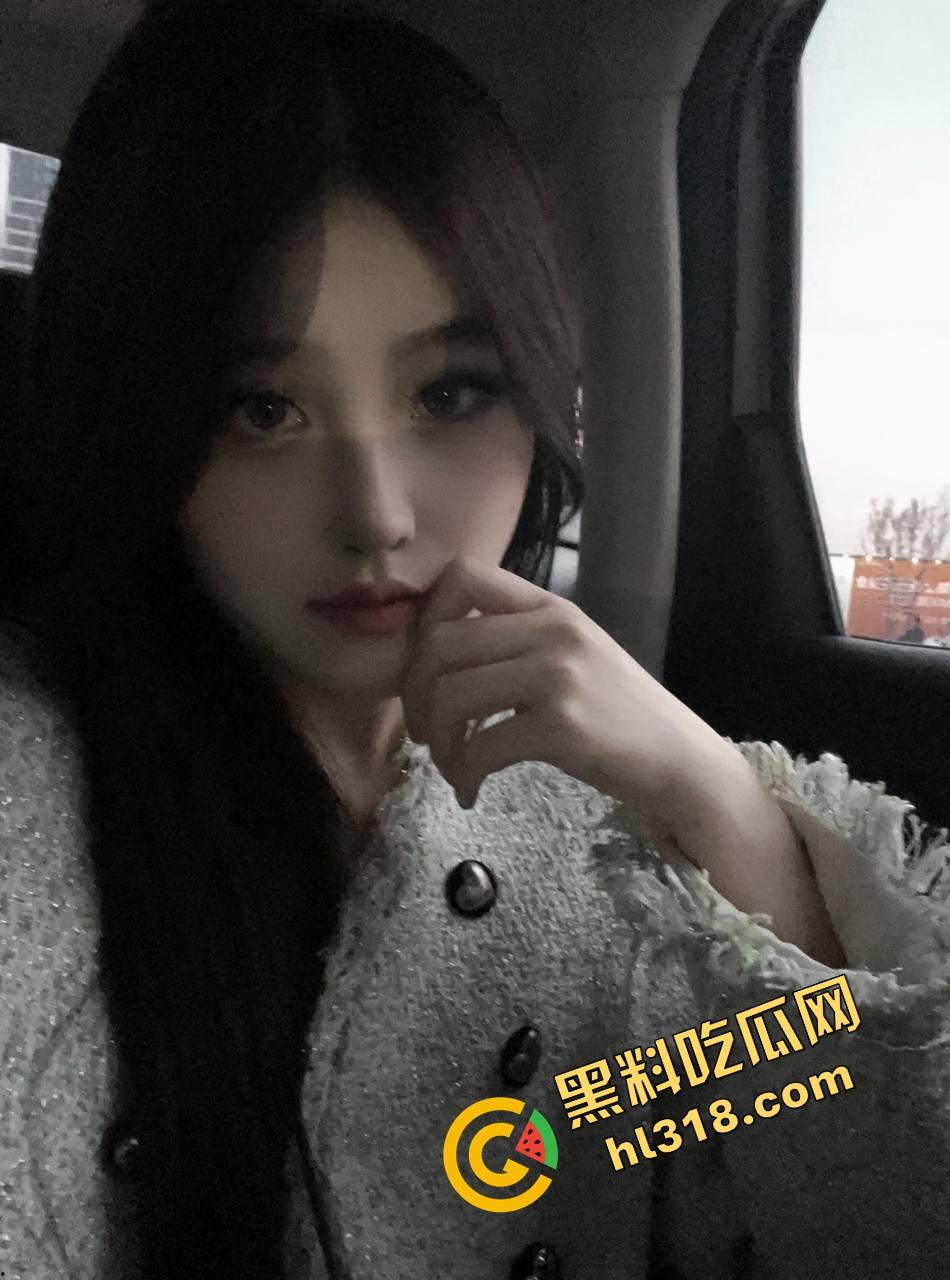 白裙小羊变吞精母狗，超市收银员『王雪儿』试衣间跪舔，精液从小嘴流一脸，跪地舔完还腼腆说好喝！-3