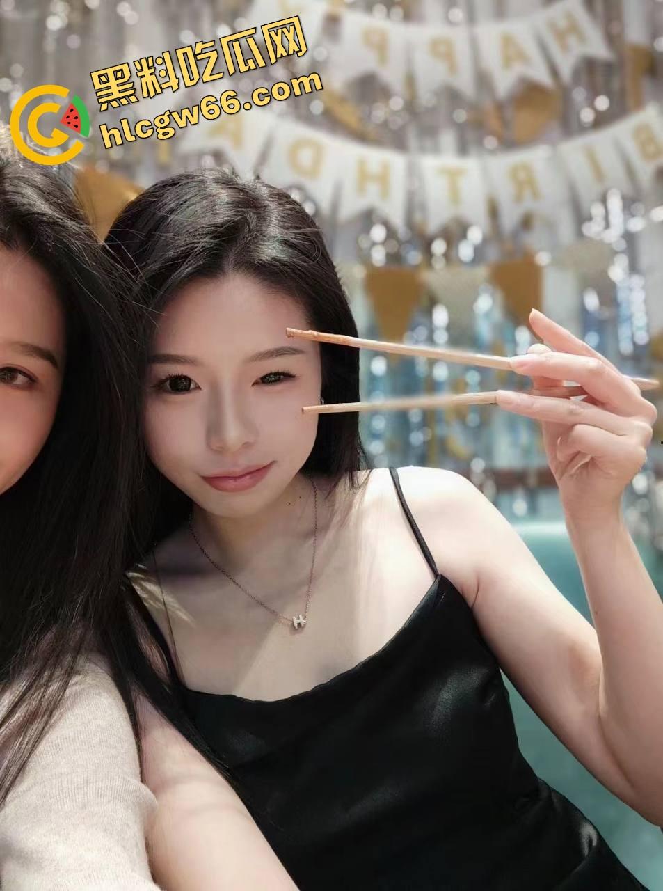 江苏巨乳白虎学生妹【李丹】肥臀肥穴当福利姬伺候金主，小骚逼水得像漏斗，什么姿势都能操！-2