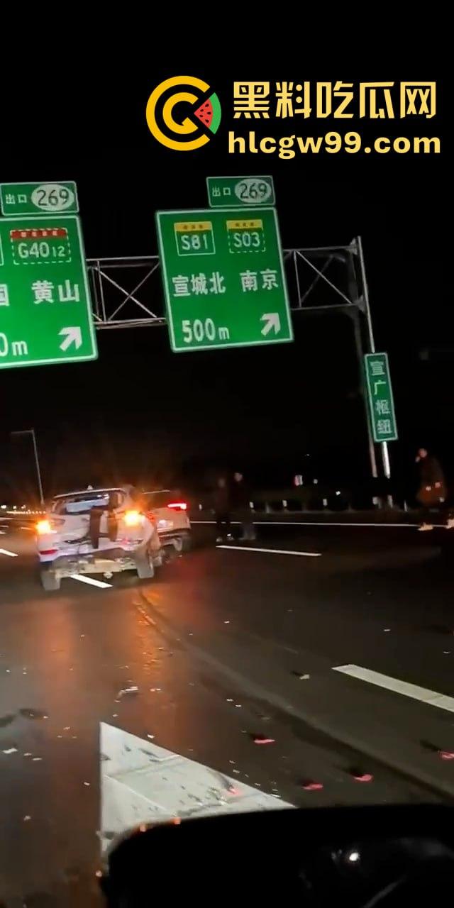 沪渝高速多车连环追尾，现场惨烈！小车加塞大车被夹成汉堡肉馅，现场警笛声不断-8