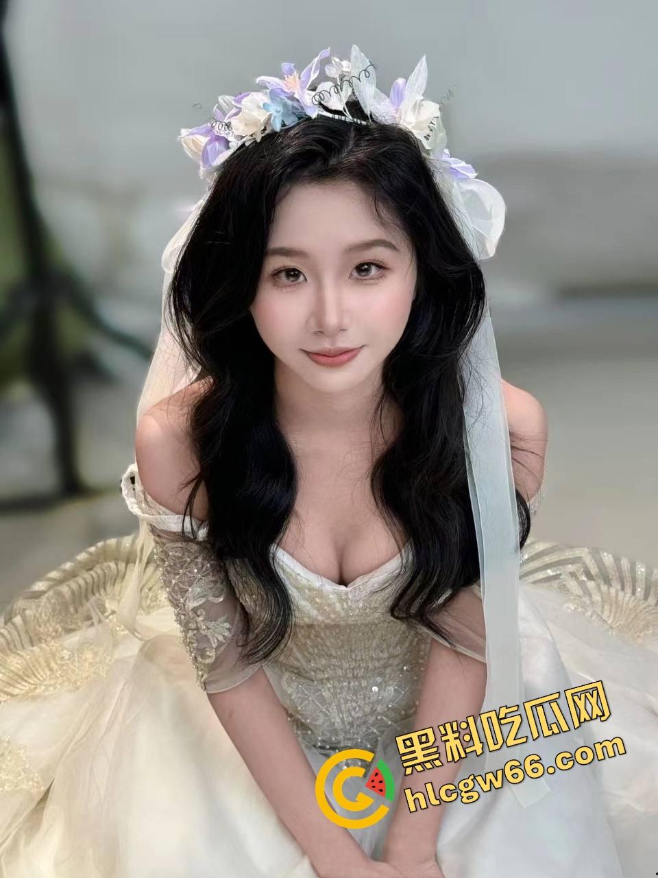 江苏巨乳白虎学生妹【李丹】肥臀肥穴当福利姬伺候金主，小骚逼水得像漏斗，什么姿势都能操！-6