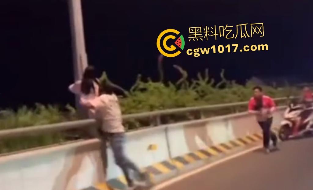 中国猪仔女在柬埔寨爬杆求救被抓,哭喊绑架救命实为诈骗园区逃奴,警方押回园区续命,活该,谁让你诈骗!-1