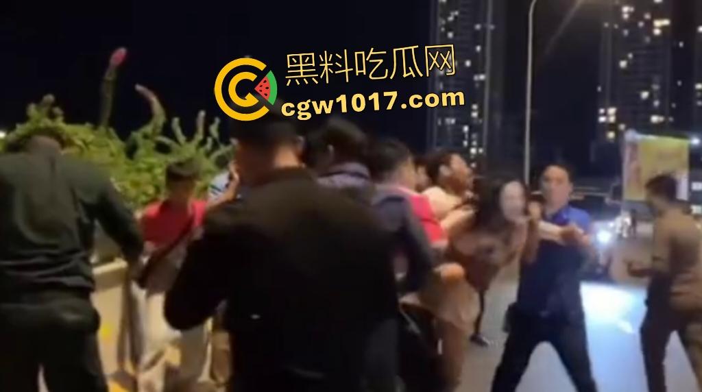 中国猪仔女在柬埔寨爬杆求救被抓,哭喊绑架救命实为诈骗园区逃奴,警方押回园区续命,活该,谁让你诈骗!-2