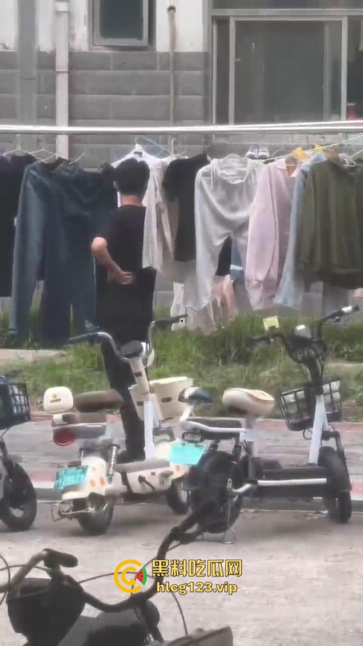 口味真重【河南师范大学】惊现变态色情狂 专偷女生内衣 监控曝光猥琐全过程-1