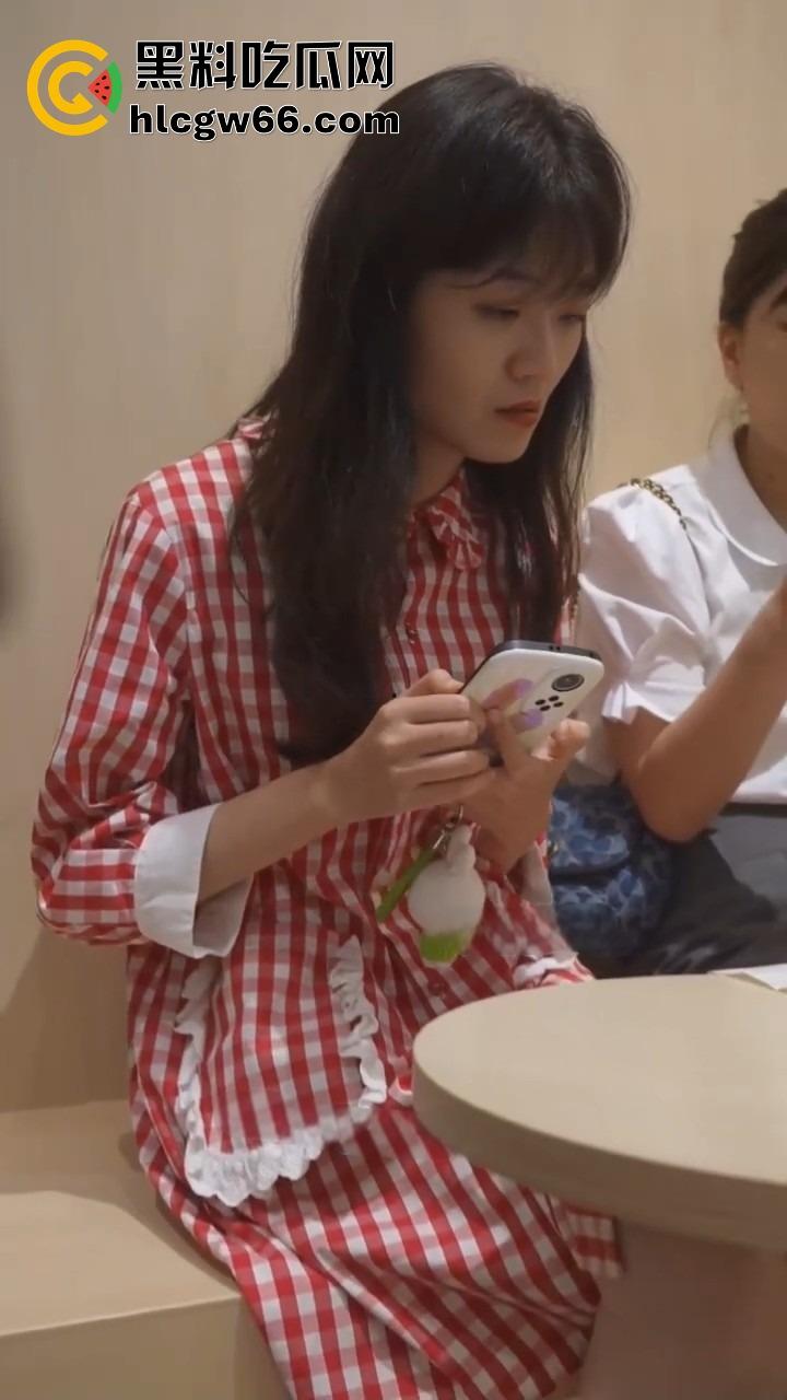 KFC抄底王炸 酷似王菲的学生妹角落激情舌吻 短裙扭得骚气 偷拍大神狂拍底裤逼毛都快溢出来了！-3