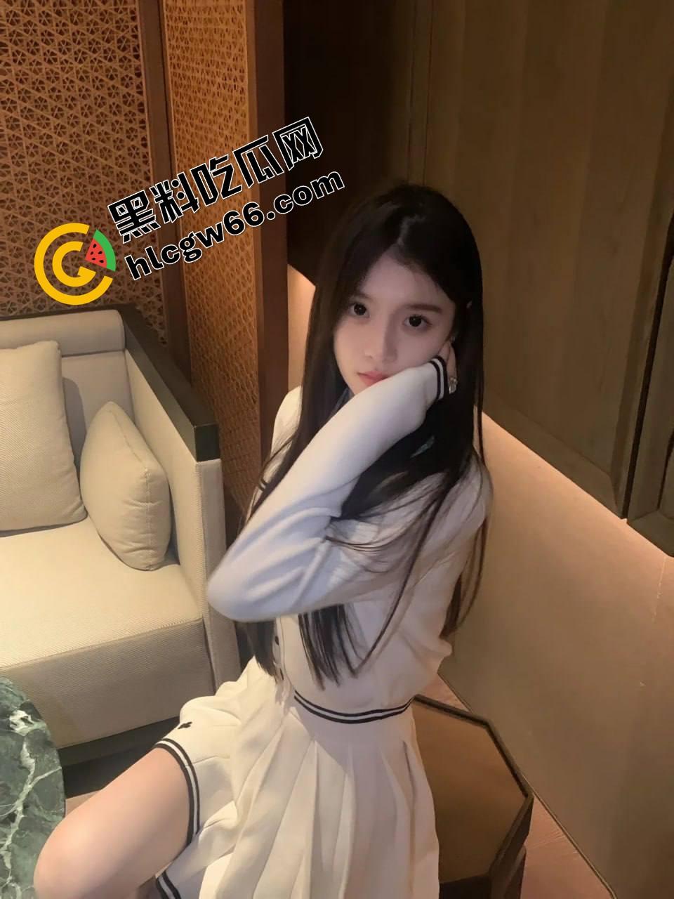 长沙KTV骚女一边唱爱拼才会赢一边坐在大哥鸡巴上骑出高音，敬业表演全程不跑调，大哥射完还夸专业！-4