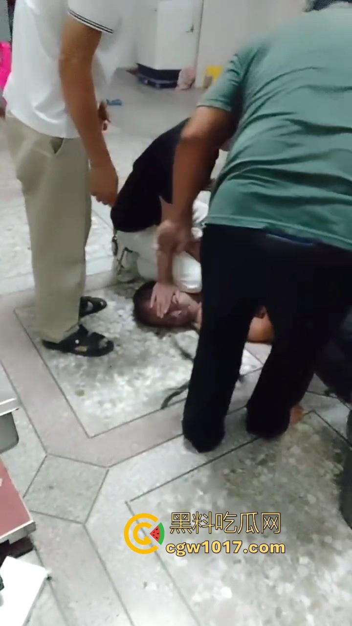 近期广东潮汕发生抢劫案,当街入室犯罪嫌疑人抢金项链跟包,给一群老大爷们合力抓住,现在都什么年代啦还搞这个呀!-4