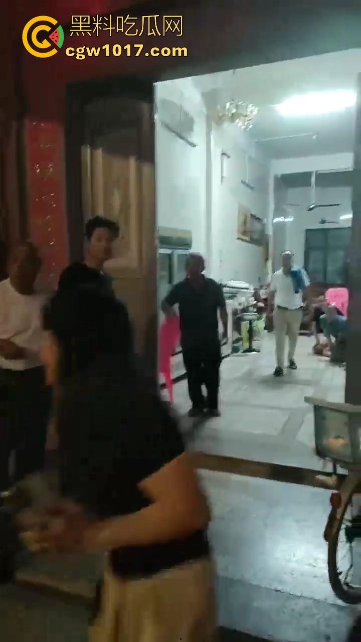 近期广东潮汕发生抢劫案,当街入室犯罪嫌疑人抢金项链跟包,给一群老大爷们合力抓住,现在都什么年代啦还搞这个呀!-9