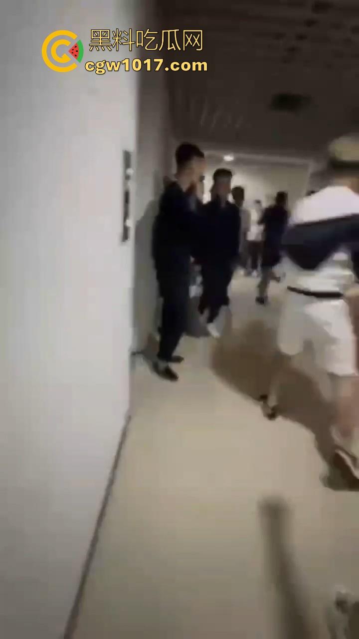 纹身的也不过如此嘛!来到精神小伙地盘,该挨打还是得乖乖老实挨打,一拳一脚直击头部,浑身是血极其惨烈!-3