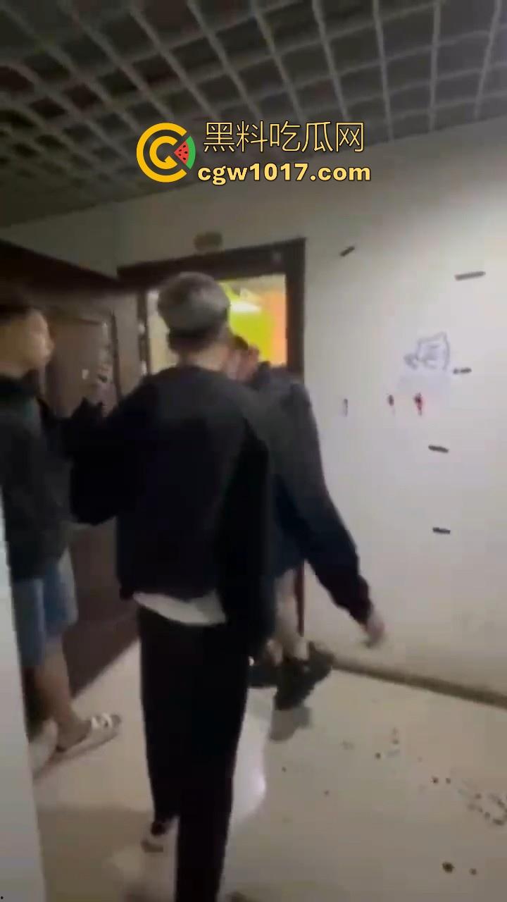 纹身的也不过如此嘛!来到精神小伙地盘,该挨打还是得乖乖老实挨打,一拳一脚直击头部,浑身是血极其惨烈!-7