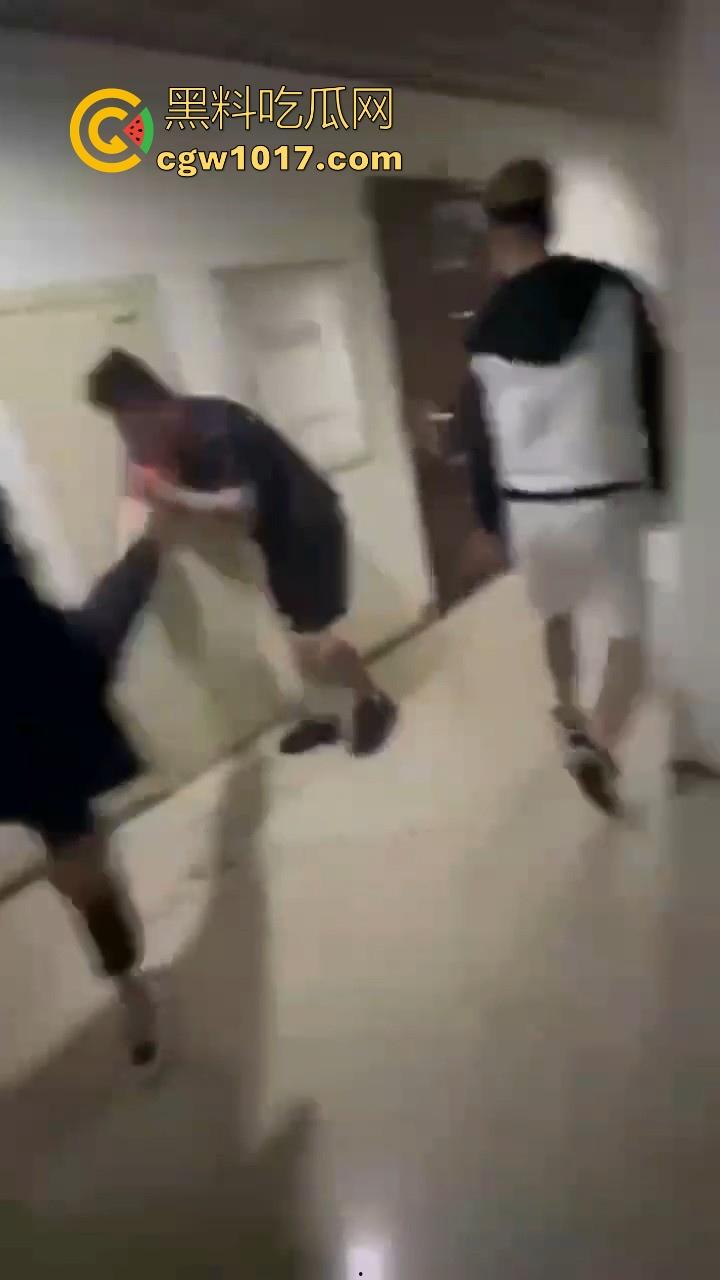 纹身的也不过如此嘛!来到精神小伙地盘,该挨打还是得乖乖老实挨打,一拳一脚直击头部,浑身是血极其惨烈!-8