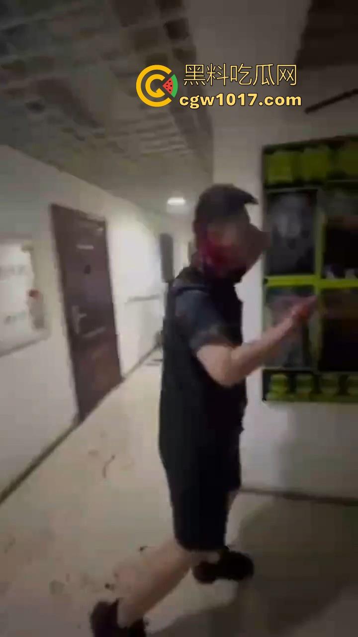 纹身的也不过如此嘛!来到精神小伙地盘,该挨打还是得乖乖老实挨打,一拳一脚直击头部,浑身是血极其惨烈!-9