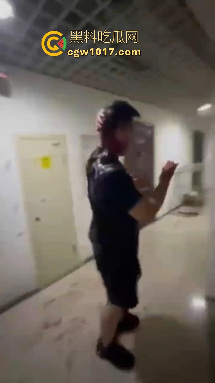 纹身的也不过如此嘛!来到精神小伙地盘,该挨打还是得乖乖老实挨打,一拳一脚直击头部,浑身是血极其惨烈!-10